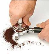 הכנת קפה אספרסו-הידוק כף המסנן